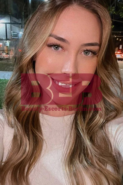 Blonde Russian Sexy Escort Hooker in Berlin