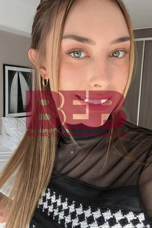 Blonde Russian Sexy Escort Hooker in Berlin